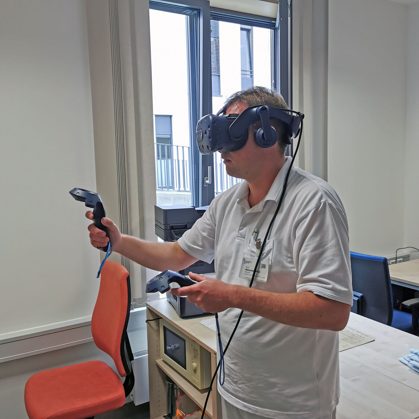 Eine Virtual Reality-Brille und zwei Joysticks ermöglichen die besonderen Einblicke. Foto: UKJ