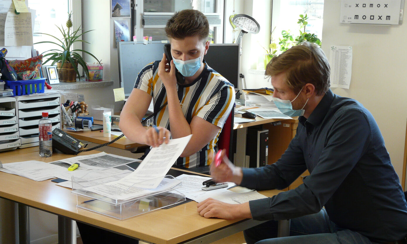 Medizinstudenten helfen an den Telefonen im Gesundheitsamt Jena. Foto: vdG/UKJ