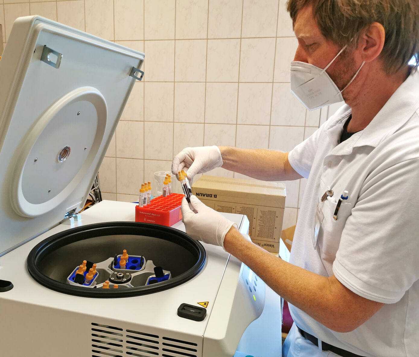 Ein zehnköpfiges Team um Prof. Mathias Pletz vom UKJ besuchte Mitte Mai den Ort Neustadt und nahm bei vielen Bürgern Blut- und Rachenwasserproben. Foto: UKJ/Hoppert 