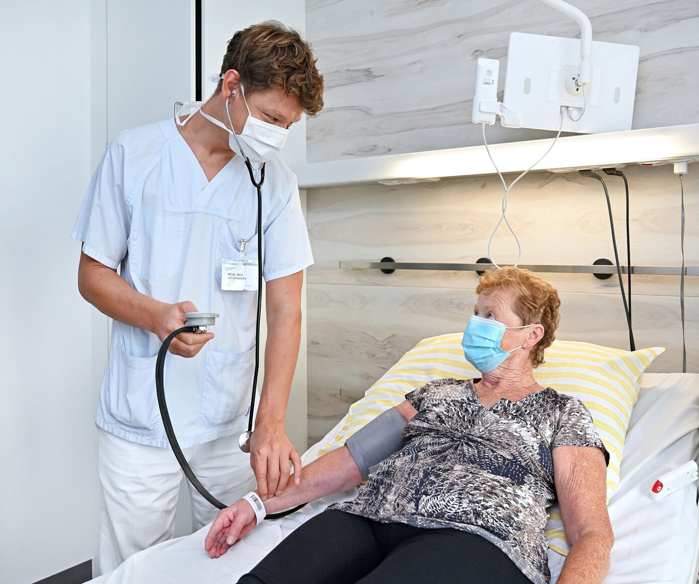 Gute Nachrichten überbrachte Hämatologe PD Dr. Ulf Schnetzke seiner Patientin Christiana Langer: Auch nach einem Jahr zeigt die neue CAR-T-Zell-Therapie Wirkung und kein Lymphom ist mehr bei ihr zu sehen. Foto: Szabó/UKJ