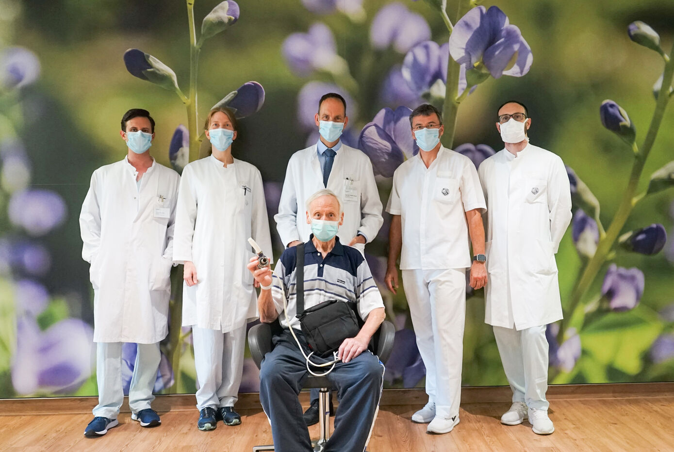 Gerald Beyermann (vorn) genießt dank Kunstherz neue Lebensqualität. Prof. Dr. Torsten Doenst, Direktor der Klinik für Herz- und Thoraxchirurgie, Oberärztin Dr. Gloria Färber und das Team der Herzchirurgie freuen sich mit ihm. (Foto: UKJ)