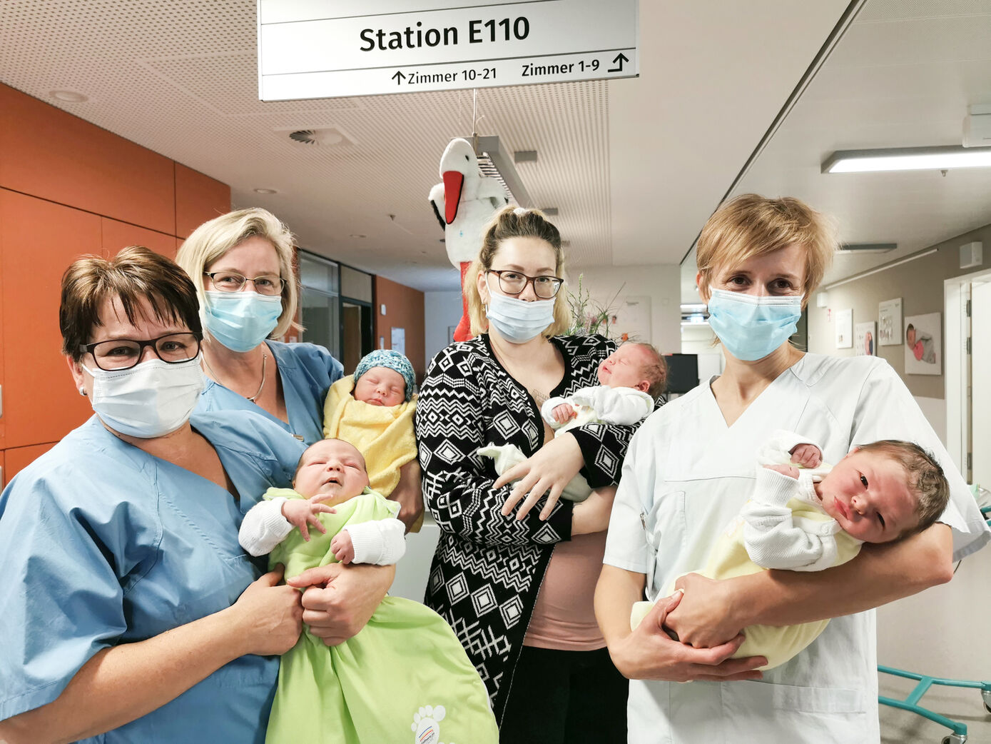 Alle elf Babys haben zwar nicht auf ein Foto gepasst, aber  im Hintergrund ist Baby Nummer 11, die kleine Liv, mit ihrer Mama zu sehen. Foto: UKJ