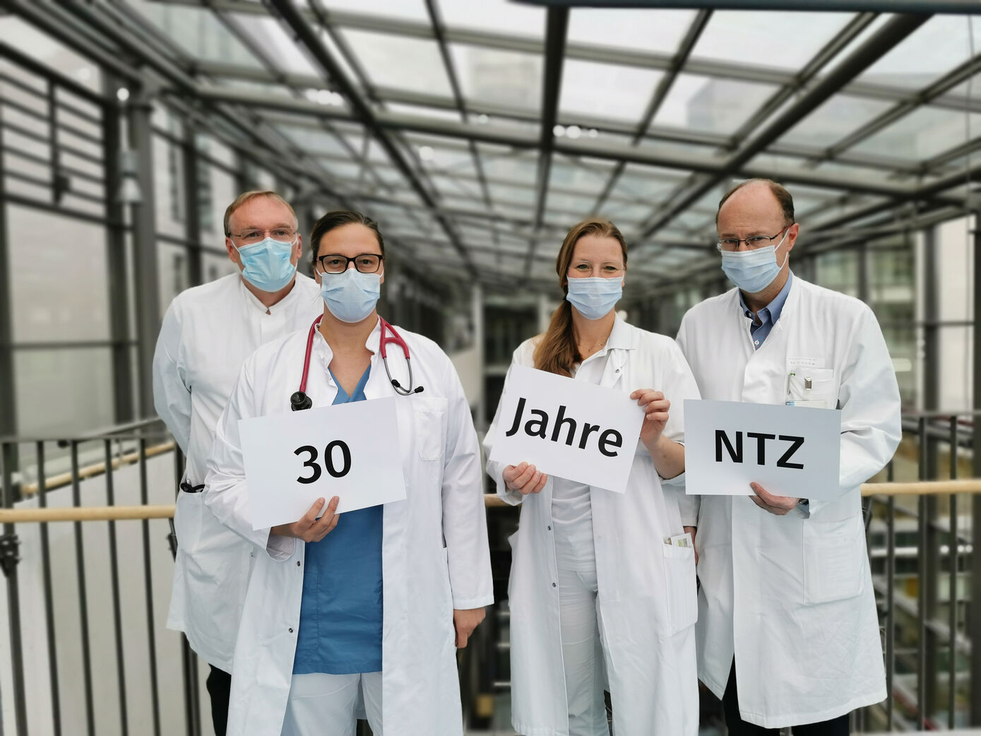 Das NTZ war schon immer eine Gemeinschaftsleistung aus Urologie und Nephrologie. V.l.: Prof. Dr. Gunter Wolf, Direktor der KIM III, Dr. Mandy Schlosser, Oberärztin Nephrologie, Dr. Susan Foller, Oberärztin Urologie, Prof. Dr. Marc-Oliver Grimm, Direktor der Klinik für Urologie. 