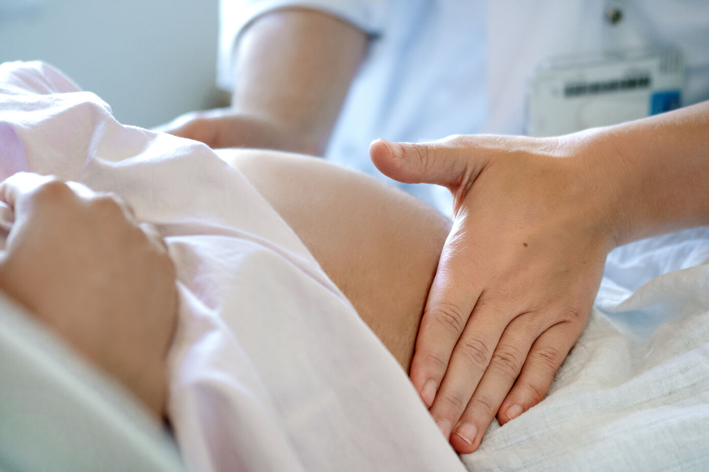 Mit sanftem Druck am Babybauch versucht Dr. Caroline Voigt, das Ungeborene zur Wendung zu motivieren. Foto: Rodigast / UKJ