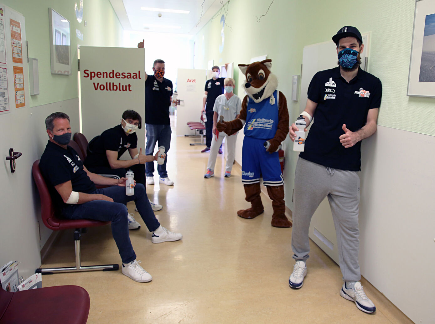 Die besondere Starting Five von Science City (v.l. Frank Menz, Dennis Nawrocki, Benjamin Engelhardt, Felix Steiner und Julius Wolf) mit Maskottchen Freddy bei ihrer Blutspende am UKJ. Foto: UKJ 