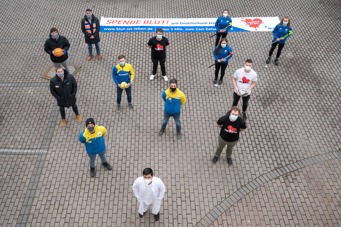 Teammitglieder von Science City Jena, dem Handballverein Jena 90 e.V., der Rugby-Abteilung des USV Jena und dem Sport- und Sozial Club Jena eröffnen die Aktion“ Vereint zur Blutspende“. Foto: UKJ/Hellmann