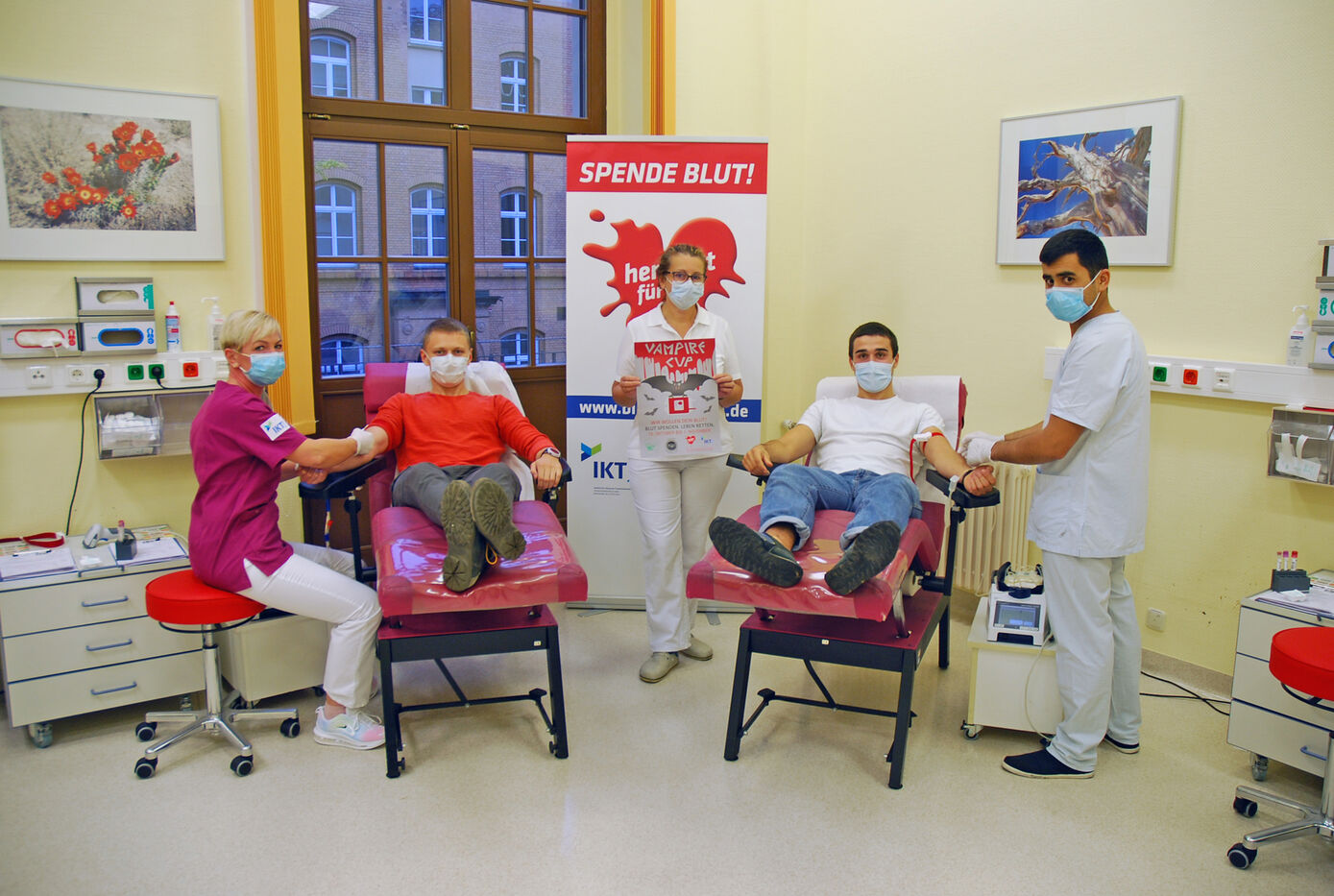 Die Jenaer Pharmaziestudenten und regelmäßigen Blutspender Maximilian Wittig und Karl Walther (v.l.) eröffnen den Vampire Cup an der Blutspende des UKJ. Foto: UKJ