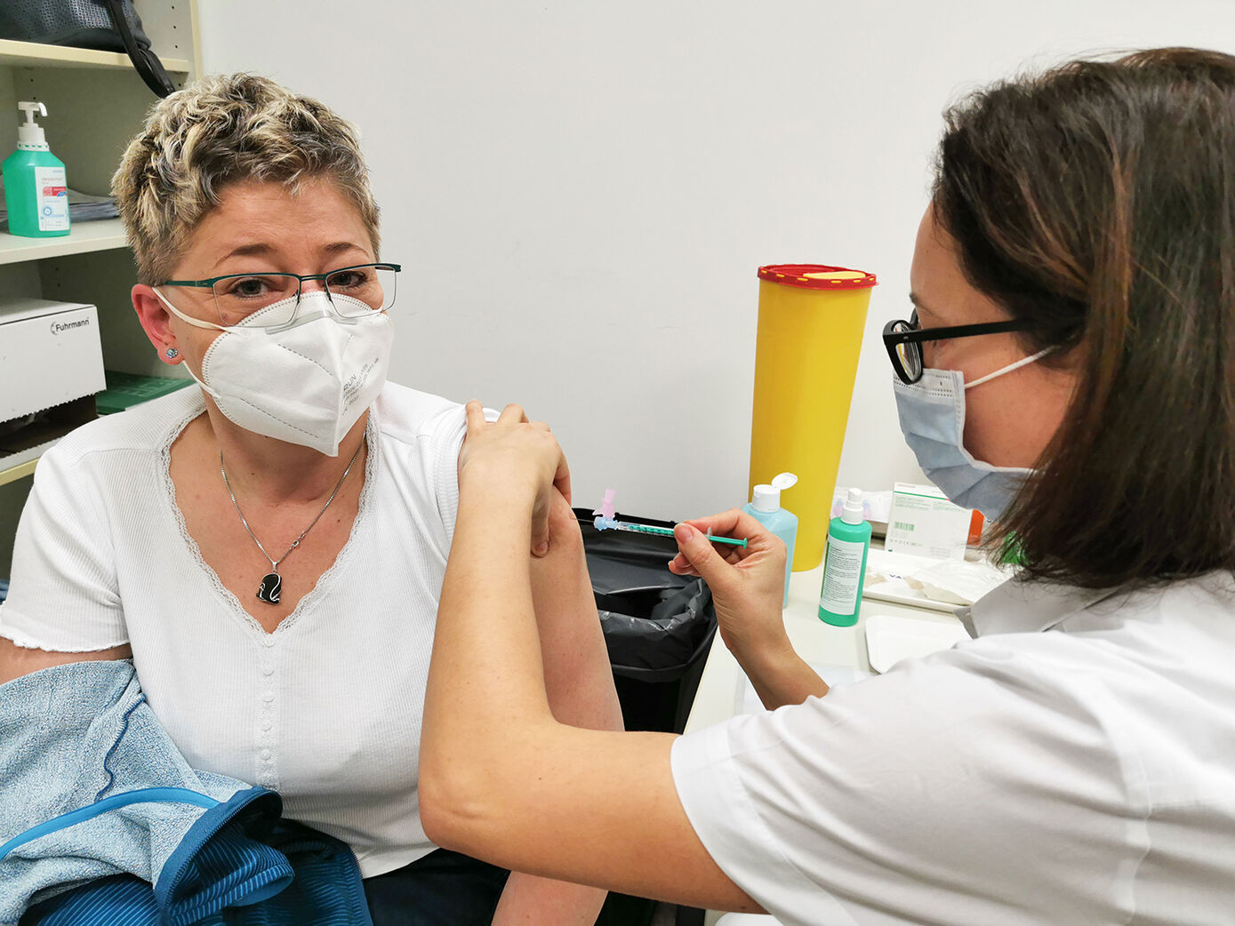 Sybille Lautensack, als Anästhesistin in der Klinik für Anästhesiologie und Intensivmedizin tätig, hatte bereits im Arbeitsalltag mit COVID-19-Patienten zu tun. Für sie war es keine Frage, sich impfen zu lassen. Am Samstag kam der Anruf, dass sie heute zur Impfung kommen kann. Dafür ist sie extra von zu Hause angereist. 
