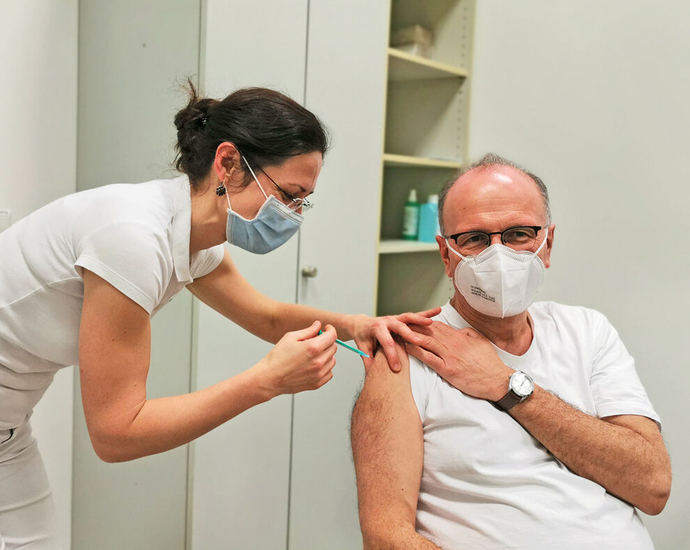 Prof. Michael Bauer, Direktor der Klinik für Anästhesiologie und Intensivmedizin am UKJ, und einige seiner Mitarbeiter gehörten zu ersten, die heute am UKJ geimpft wurden.