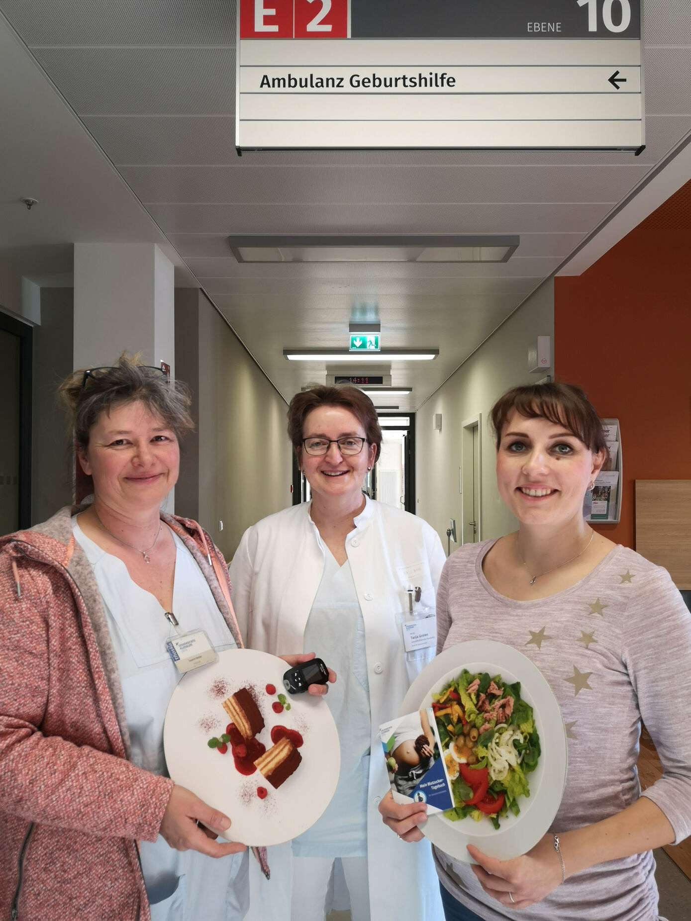 Sie sind die ersten Hebammen mit dem Titel „Zertifizierte Diabetesassistentin“. V.l.: Hebamme Susanne Nestler, Geburtsmedizinerin und Diabetologin PD Dr. Tanja Groten, Hebamme Katrin Merker. Foto: UKJ