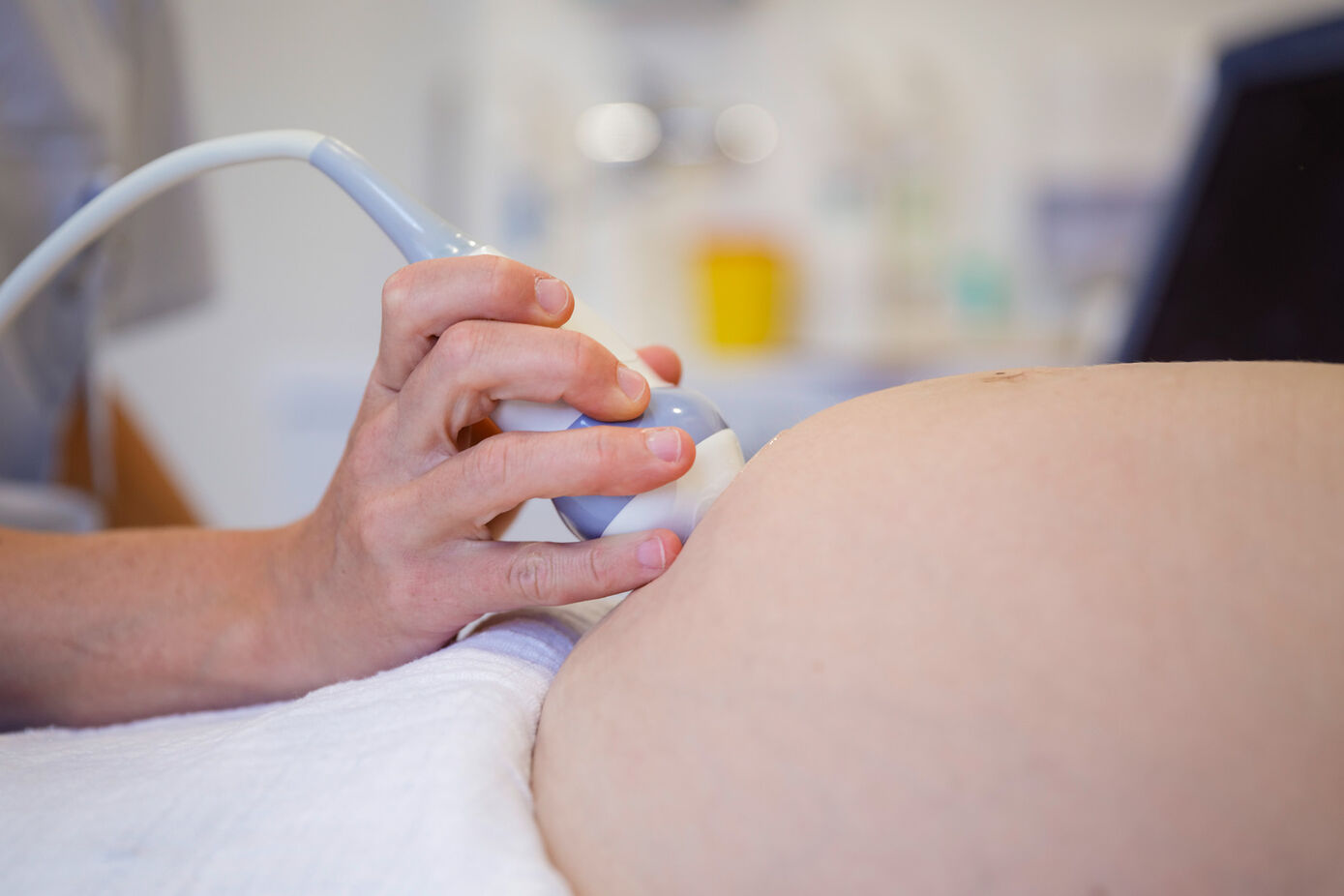 Nach wie vor werden Schwangere in der Klinik für Geburtsmedizin umfassend betreut. Als zusätzlicher Service können Eltern sich die Geburtsurkunde nun bereits im Kreißsaal ausstellen lassen. Foto: UKJ/Schroll