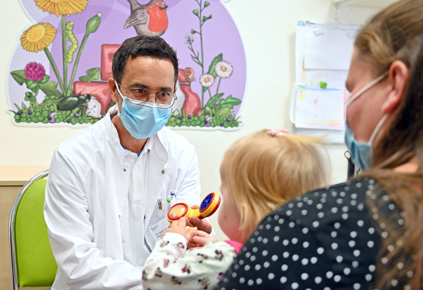 Auch nach der Genersatztherapie wird die kleine Sina von Dr. Ralf Husain, Oberarzt in der Klinik für Neuropädiatrie am UKJ, und dem Team der Neuropädiatrie weiterbegleitet. (Foto: UKJ/Szabó)