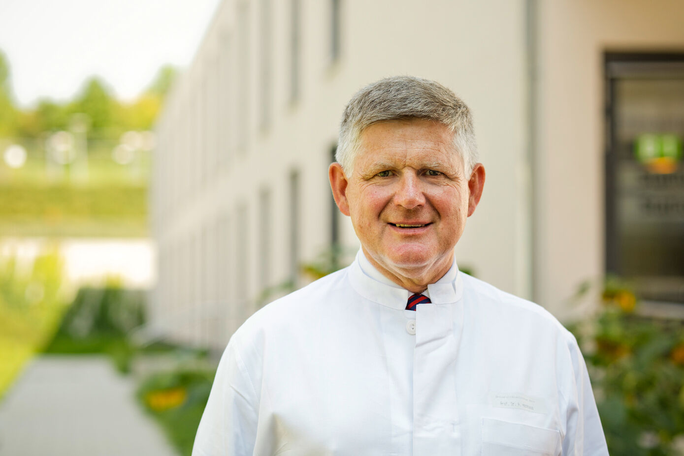 Prof. Andreas Hochhaus, Direktor der Klinik für Innere Medizin II am UKJ, weiß, wie wichtig Stammzellspender für Patienten mit Leukämien oder Lymphomen sind. Foto: UKJ/Schroll