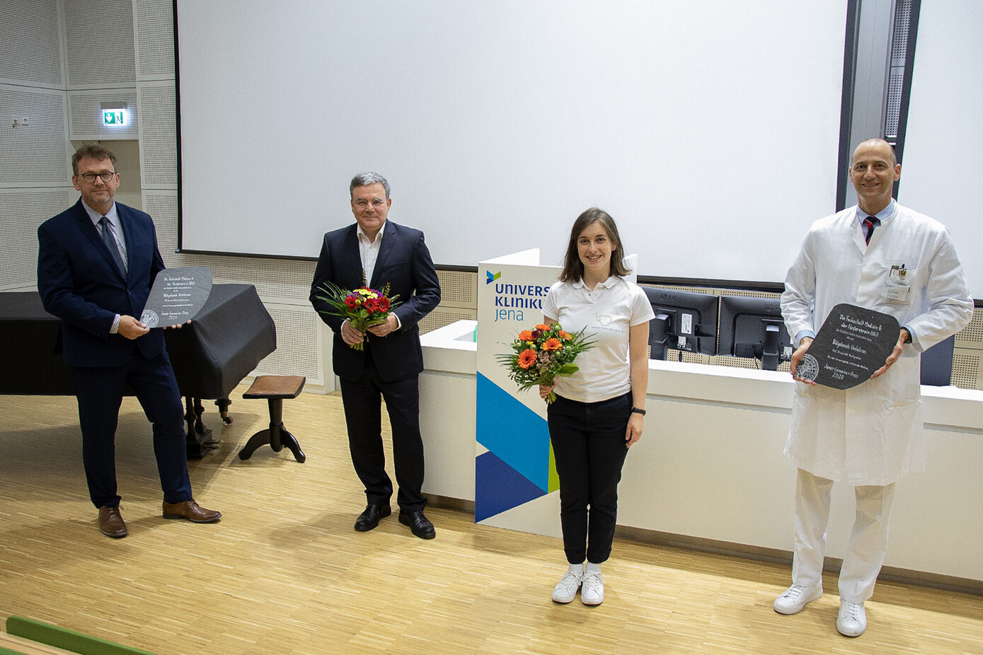 Stellvertretend für das Team Bildgebung geht der Lehrpreis an PD Dr. Martin Freesmeyer (ganz links im Bild) und Prof. Dr. Ulf Teichgräber (ganz rechts im Bild), übergeben durch den Vorsitzenden des Fördervereins, PD Dr. Dr. Michael Kiehntopf (2. v. l.), sowie der Vertreterin der Fachschaft, Hannah Oxe (2. v. r.). Foto: Christin Ebert/UKJ