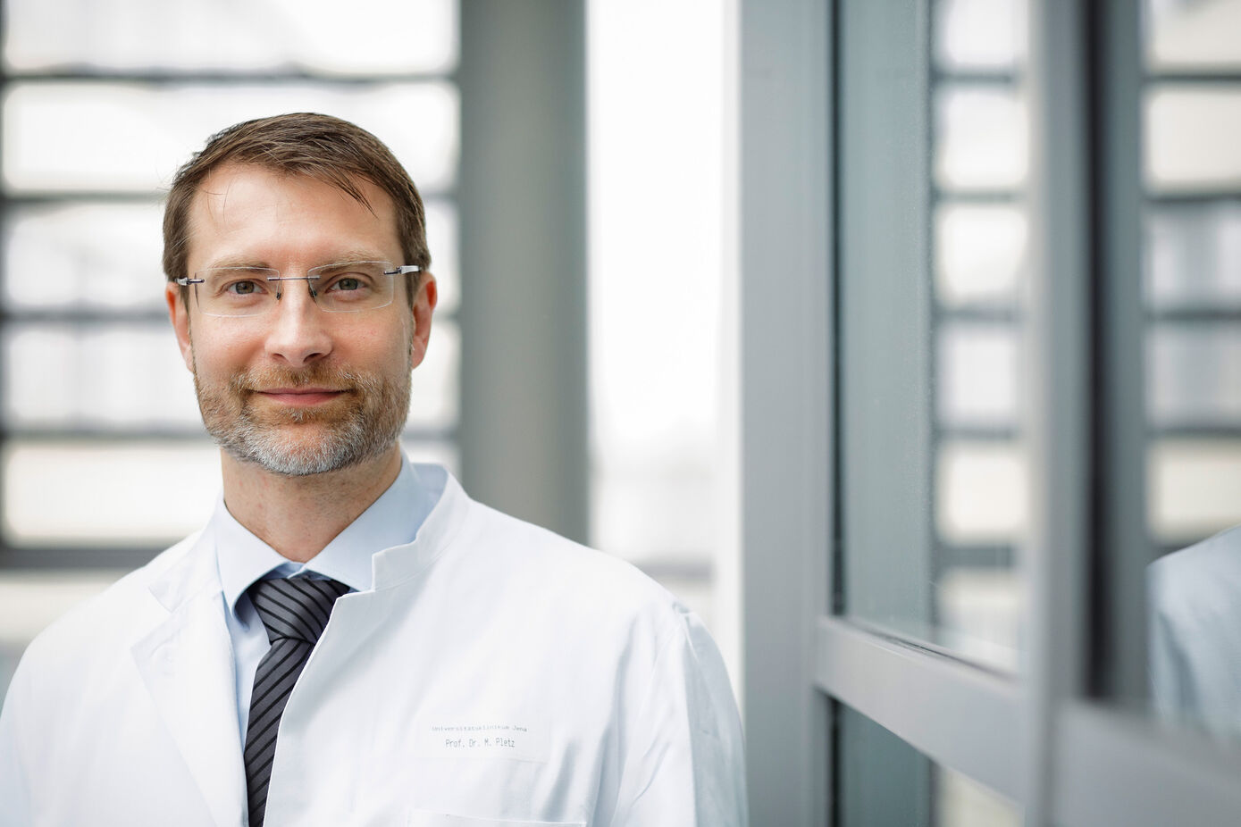 Prof. Mathias Pletz, Direktor des Instituts für Infektionsmedizin und Krankenhaushygiene, am UKJ befürwortet die Masern-Impfpflicht für Kindergarten- und Schulkinder, Kita-Erzieher, Lehrer und medizinisches Personal. Foto: Schroll