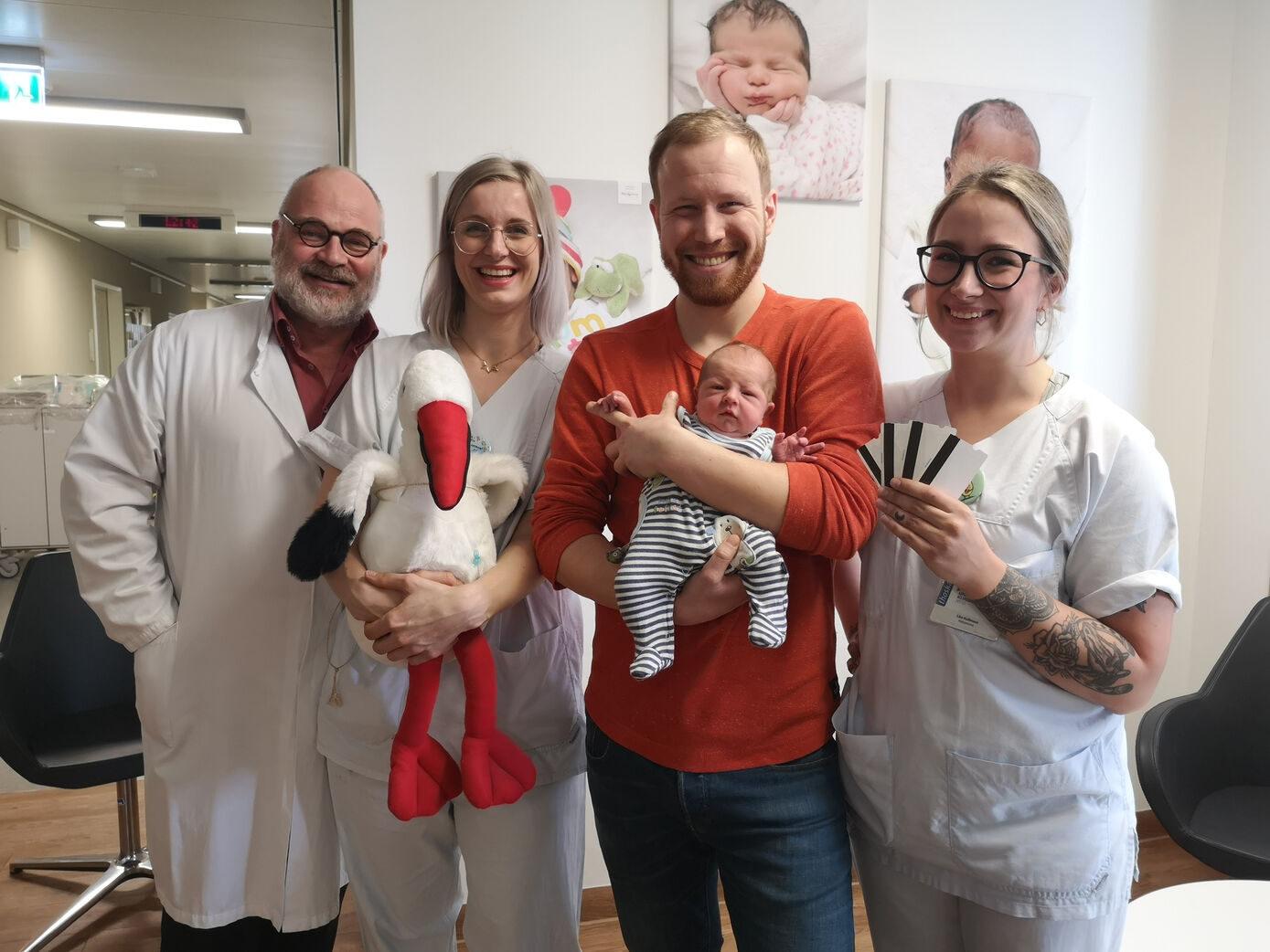 Das Team der Geburtsmedizin (v.l.: Professor Ekkehard Schleußner, Hebamme Josefine und Hebamme Lisa) freut sich, Vätern wie Christopher Kutschborski – hier mit dem kleinen Karlo – das Storchenticket anbieten zu können. Foto: UKJ