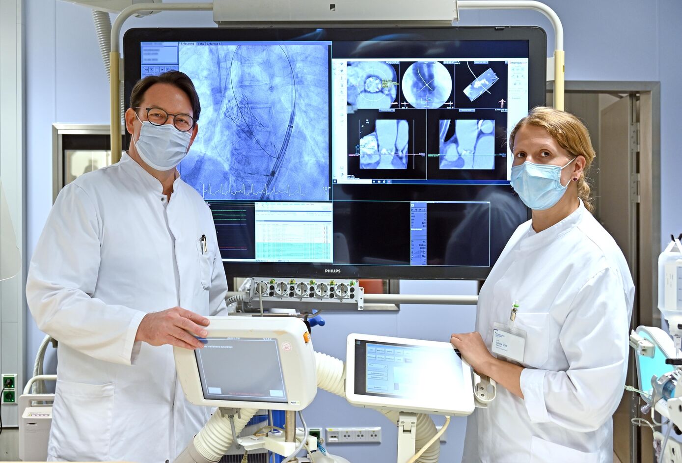 Expertise im Herzkatheterlabor: PD Dr. Sylvia Otto (rechts), Oberärztin der Klinik für Innere Medizin I und Prof. Dr. Christian Schulze (links), Direktor der Jenaer Kardiologie, besprechen einen aktuellen Fall. (Foto: UKJ/Szabó)