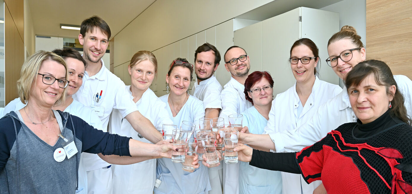 Prost! Auf ein Glas Wasser lädt das Team der Nephrologie und Urologie am Weltnierentag am 12. März ein. Foto: UKJ/Szabó