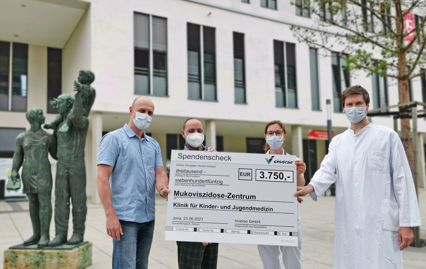 Dr. Markus Iwig, Geschäftsführer der Inverso GmbH, und Ronny Schiebold überreichen Dr. Anne Moeser und Oberarzt Michael Lorenz (von li. nach re.) einen Spendenscheck für das Mukoviszidose-Zentrum am UKJ. Foto: Schleenvoigt