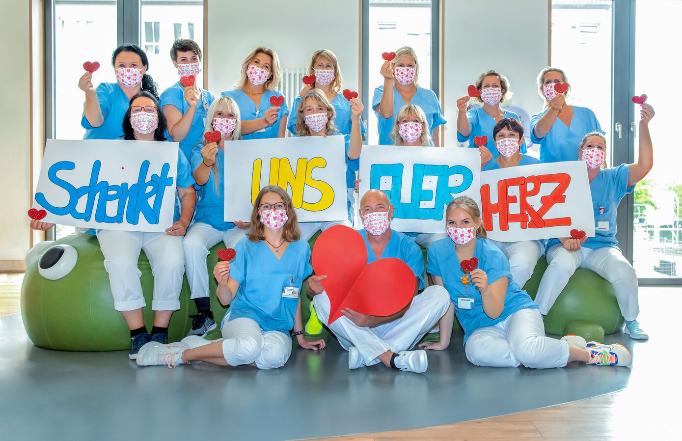 Möchte gerne Bundessieger bei „Deutschlands beliebteste Pflegeprofis“ werden: das Team der Kinderonkologie Station E130. Foto: Rodigast/ UKJ 