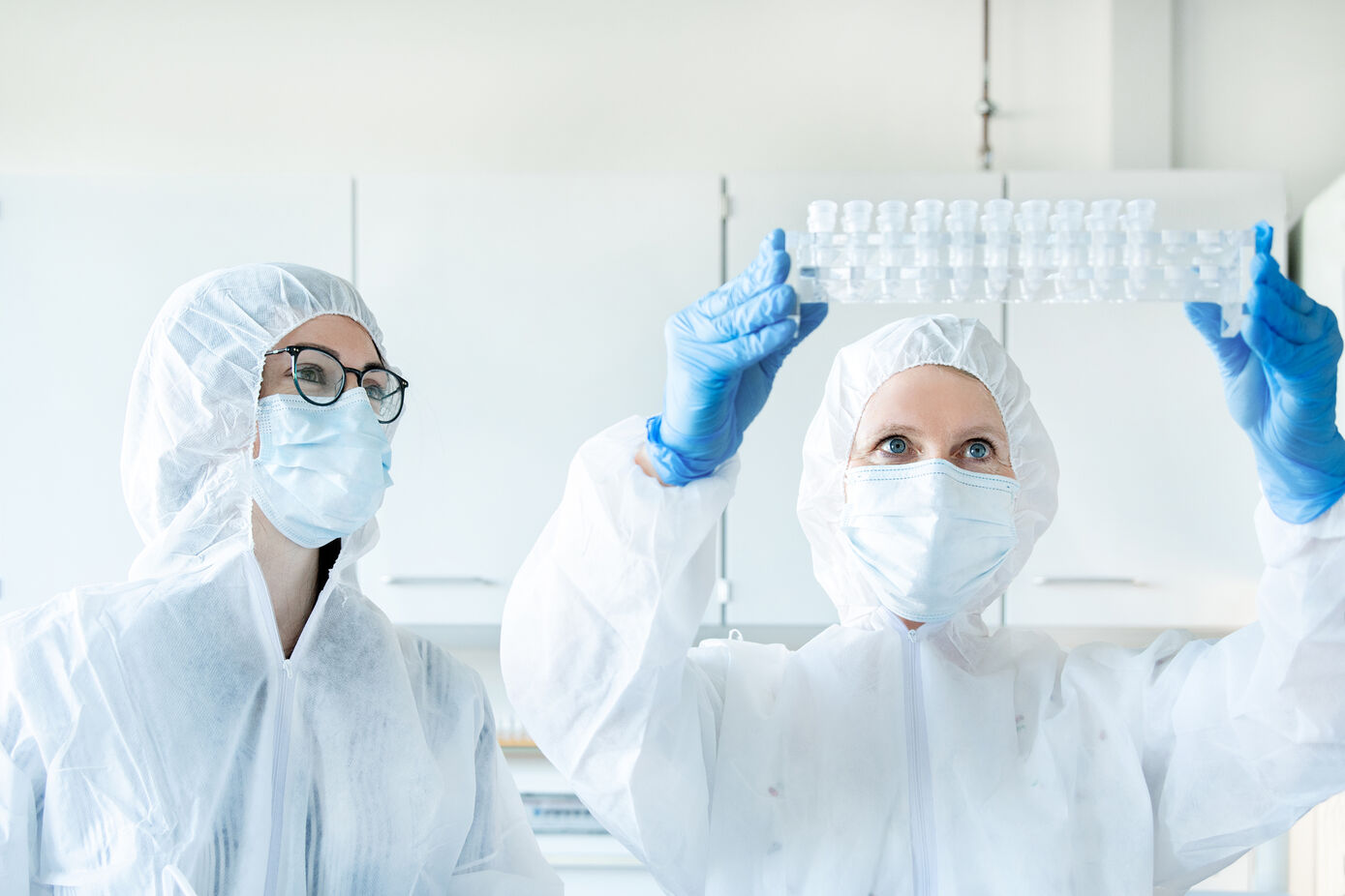 Damit es zu keiner Kontamination kommt, ist Schutzkleidung Vorschrift für Juliane Sanft (rechts) und ihre Kollegin Dr. Juliane Strien (links), wissenschaftliche Mitarbeiterin in der Forensischen Genetik. Fotos: UKJ / Inka Rodigast