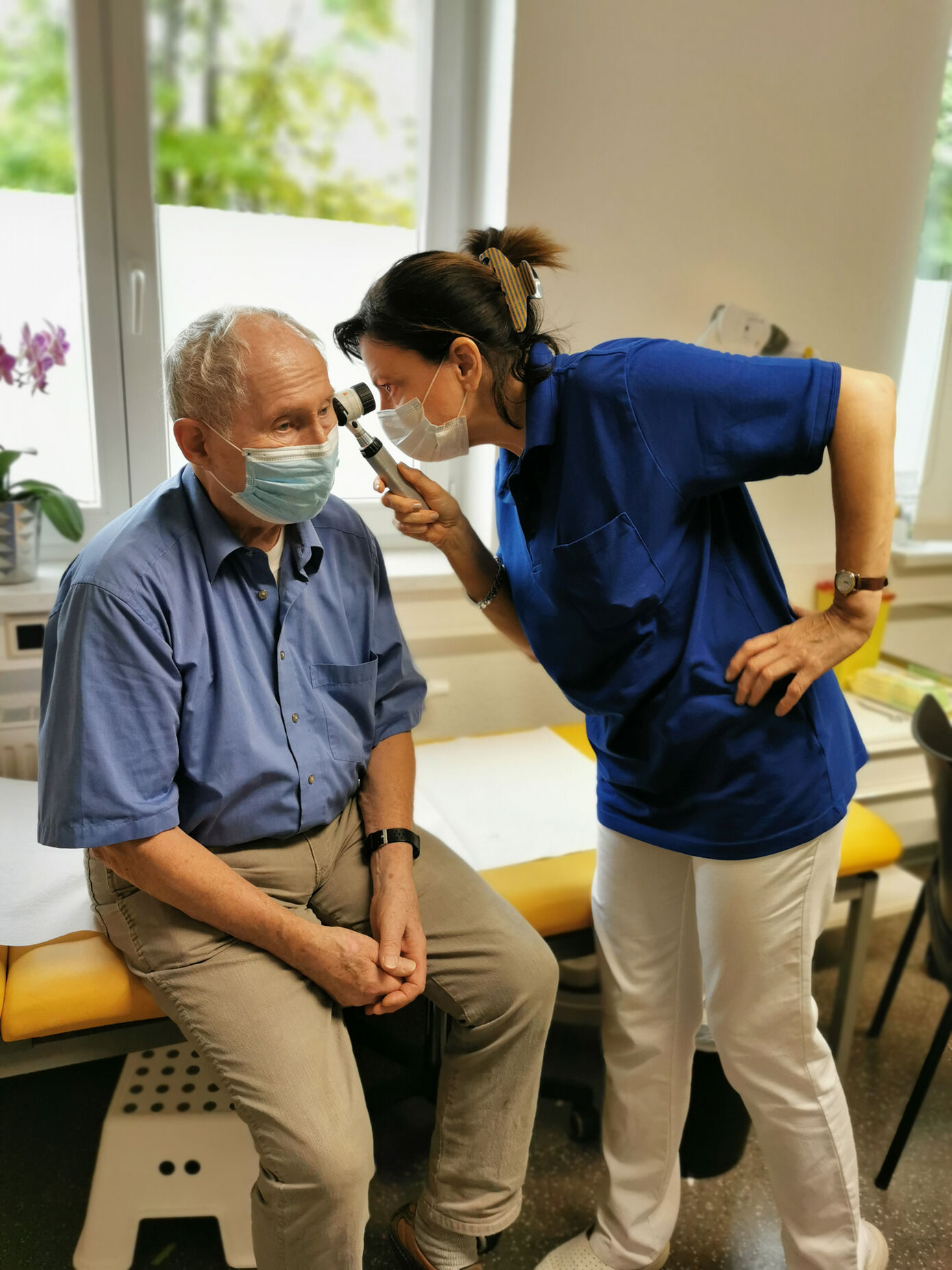 Hautexpertin Anna Neubauer-Zyrkunnof kontrolliert das Hautbild von Patient Herrmann Lenzer. (Foto: UKJ/Korneli)