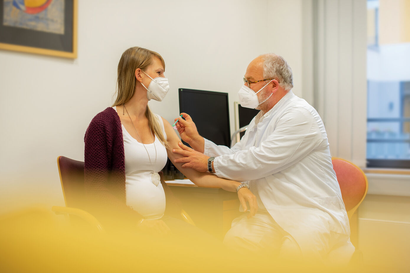 Schwangere, die unsicher sind, ob sie sich gegen COVID-19 impfen lassen sollen, können sich in der Klinik für Geburtsmedizin kompetent beraten lassen. Foto: UKJ/Schroll.