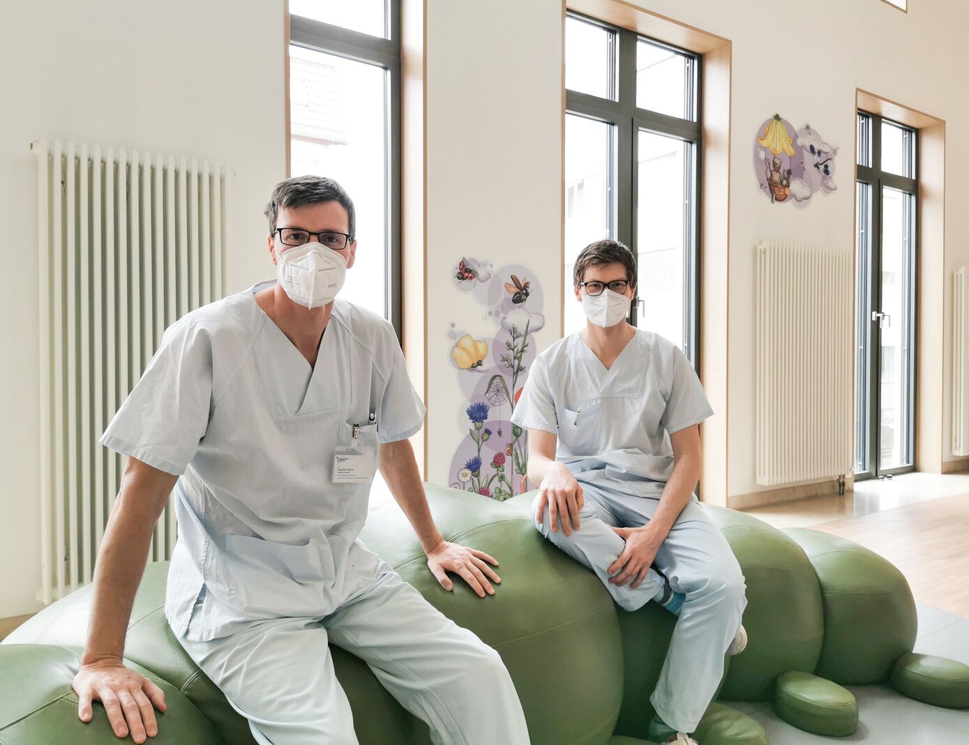 Federführend kümmern sich die Oberärzte der Klinik für Kinder- und Jugendmedizin, Dr. Daniel Vilser (links im Bild) und Michael Lorenz um die interdisziplinäre Long-COVID-Ambulanz für Kinder und Jugendliche.Foto: UKJ