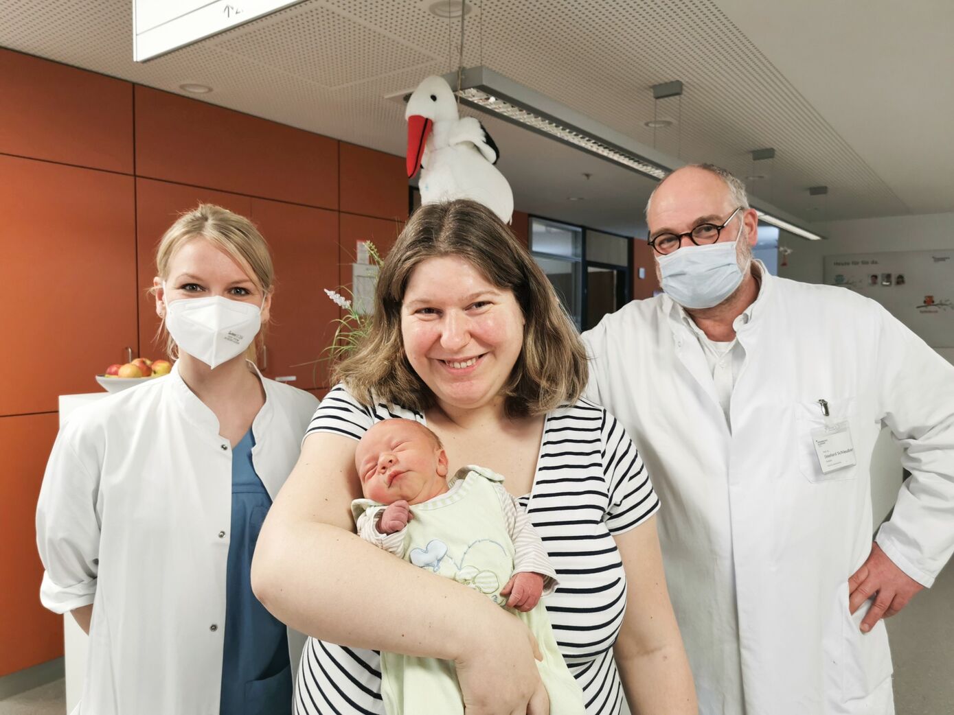 Überglücklich hält Antje Bornemann ihren Sohn Oliver in den Armen. Dank der intensiven Betreuung im Feto-Neonatalen Pfad geht es beiden gut, ganz zur Freude ihrer behandelnden Ärztin Dr. Susanne Dargel und Klinikdirektor Professor Ekkehard Schleußner. Foto: UKJ