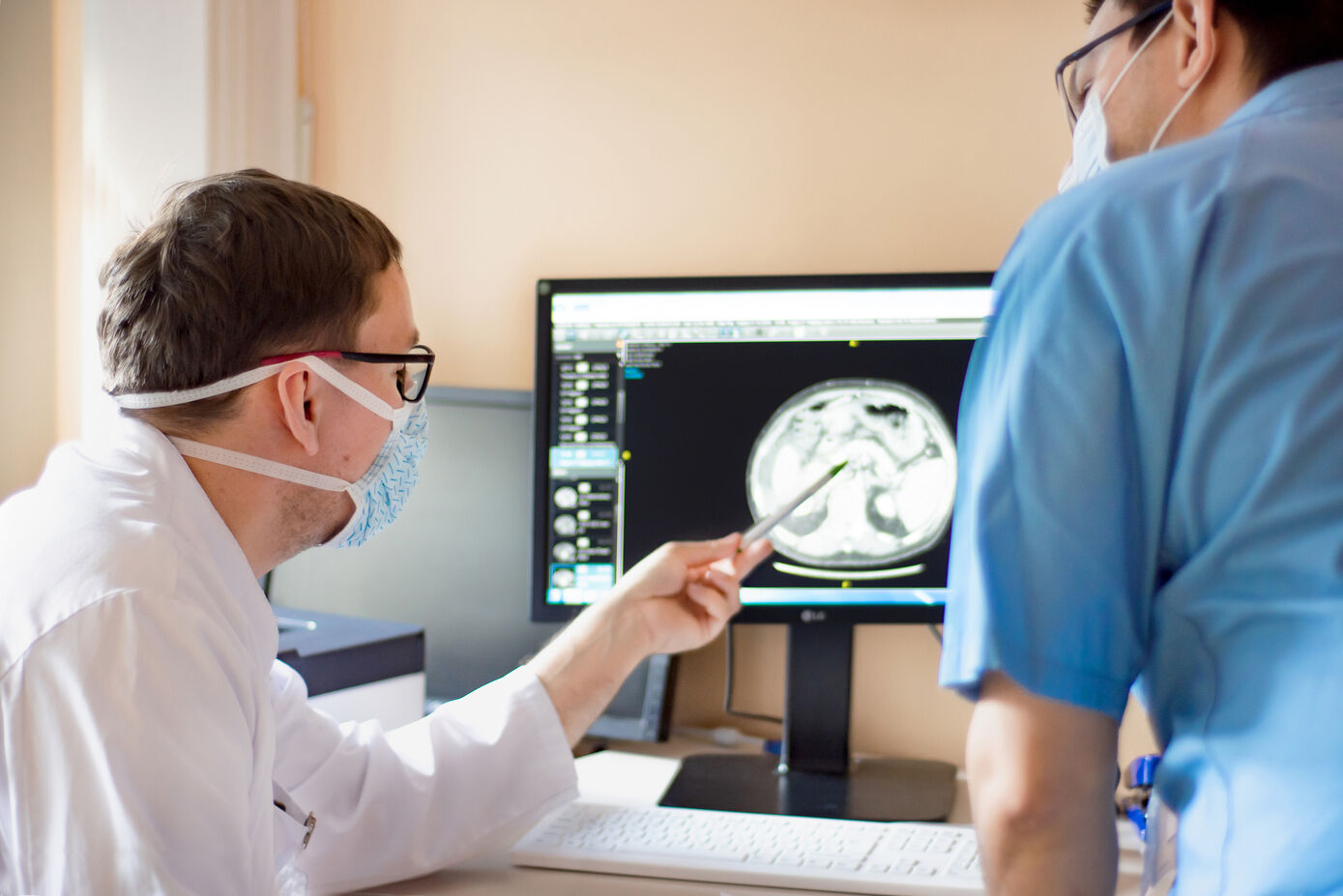 Die am besten geeignete Therapie legt Prof. Rauchfuß für jeden Patienten individuell fest - gemeinsam mit Kollegen anderer Fachrichtungen am Jenaer Uniklinikum. Foto: UKJ/Rodigast