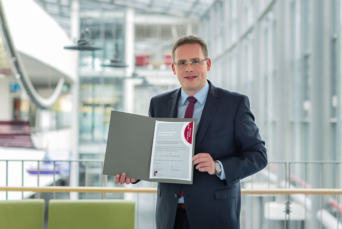 Privatdozent Dr. Alexander Pfeil mit dem Rudolf-Schoen-Preis der Stiftung der Deutschen Gesellschaft für Rheumatologie. Foto: Rodigast

