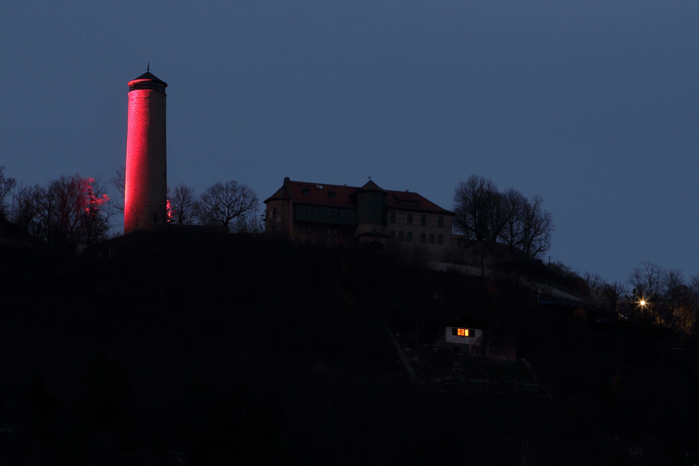 2020 erstrahlte der Jenaer Fuchsturm anlässlich des Weltfrühgeborenentags. In diesem Jahr wird es der JenTower sein. Foto: privat