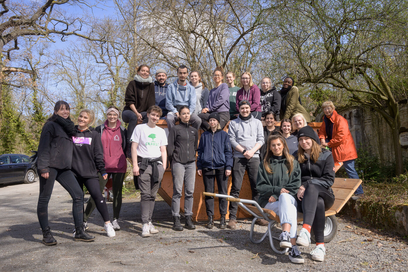 Heute brachten 35 Pflegeauszubildende der Generalistik und Vertiefung Kinderkrankenpflege den Johannisfriedhof für den Frühling auf Vordermann. Foto: UKJ/Hellmann