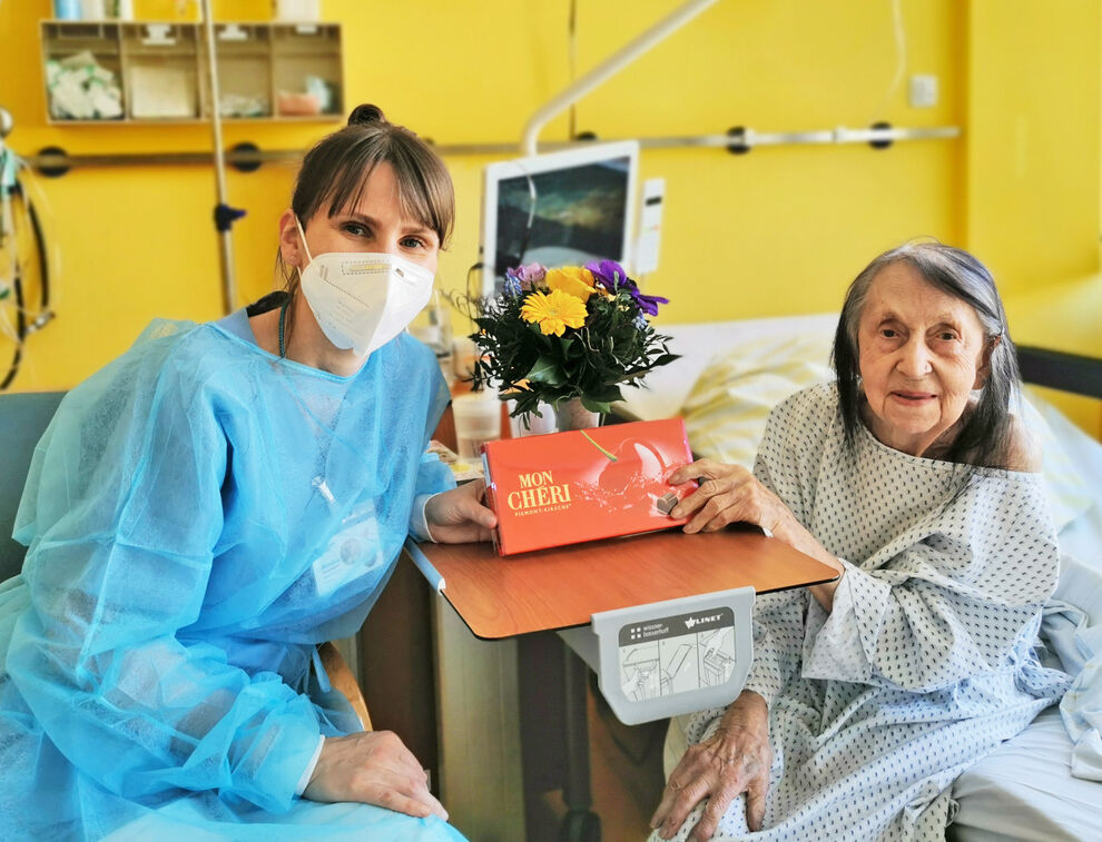 Romana Sorge empfindet ihre Arbeit in der Klinik für Geriatrie als Bereicherung. Über die Geburtstagsüberraschung der 101-jährigen Gilda Hasewalter hat sie sich ganz besonders gefreut.  Foto: Schleenvoigt