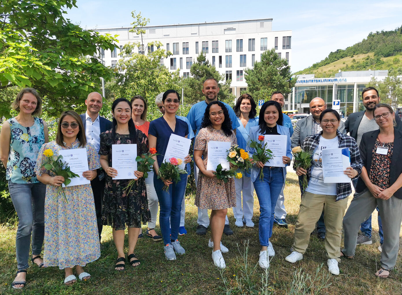 Verdiente Anerkennung und tolle Teamleistung: Die philippinischen Pflegefachkräfte haben nach einem Jahr offiziell die Anerkennung ihrer Berufsausbildung zur Pflegefachkraft in Deutschland erlangt. Foto: UKJ