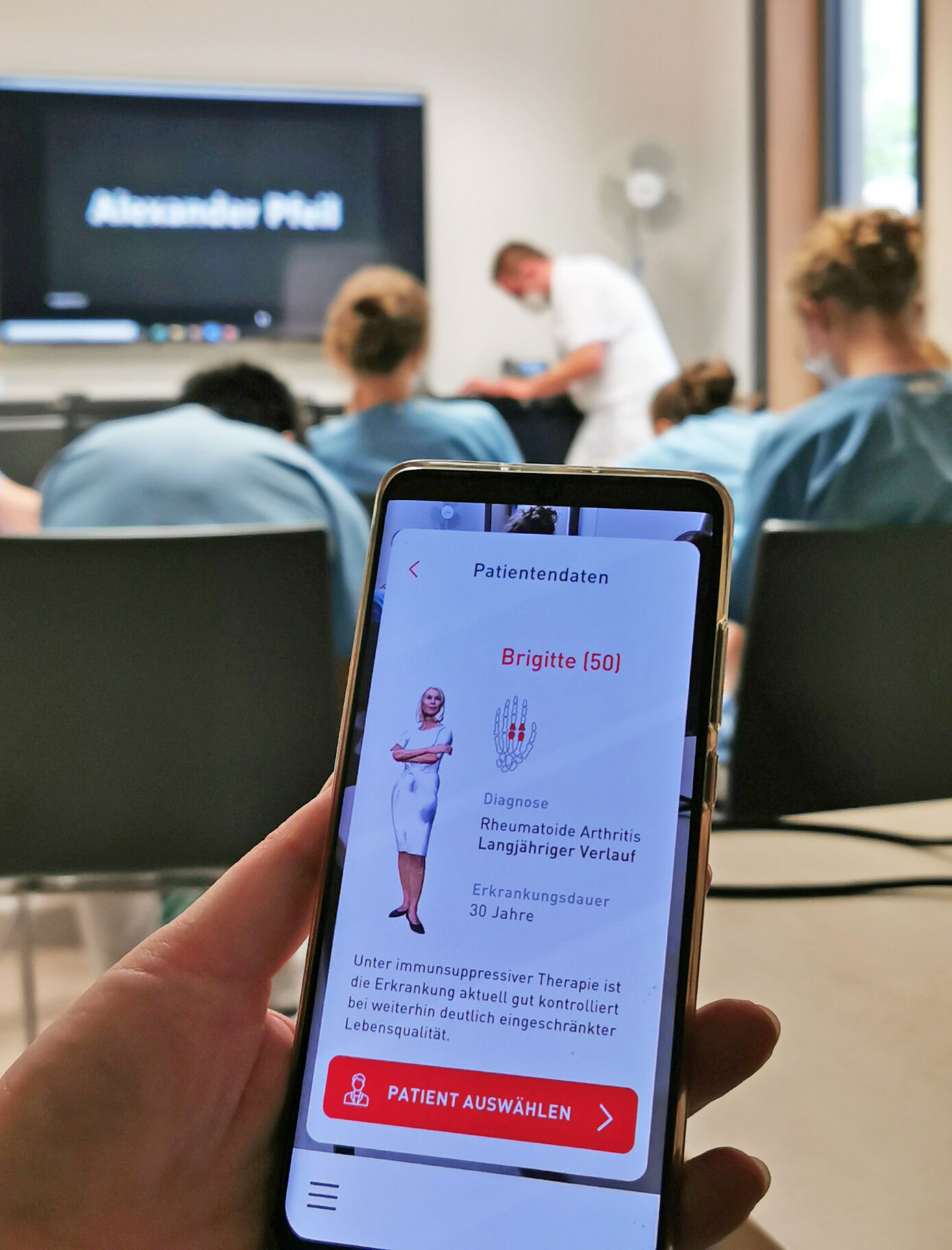 Mit der „Augmented Rheumality“ können Studierende der Humanmedizin eine Zeitreise durch die Knochen und Gelenke von echten Rheumapatienten unternehmen. Foto: Schleenvoigt/UKJ.