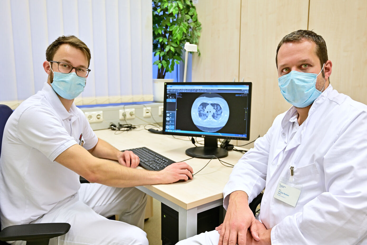 Dr. Benjamin Giszas (links) und PD Dr. Philipp Reuken (rechts), Klinik für Innere Medizin IV am Universitätsklinikum Jena (UKJ), leiten die JenUP-Studie. (Foto: UKJ/Szabó)