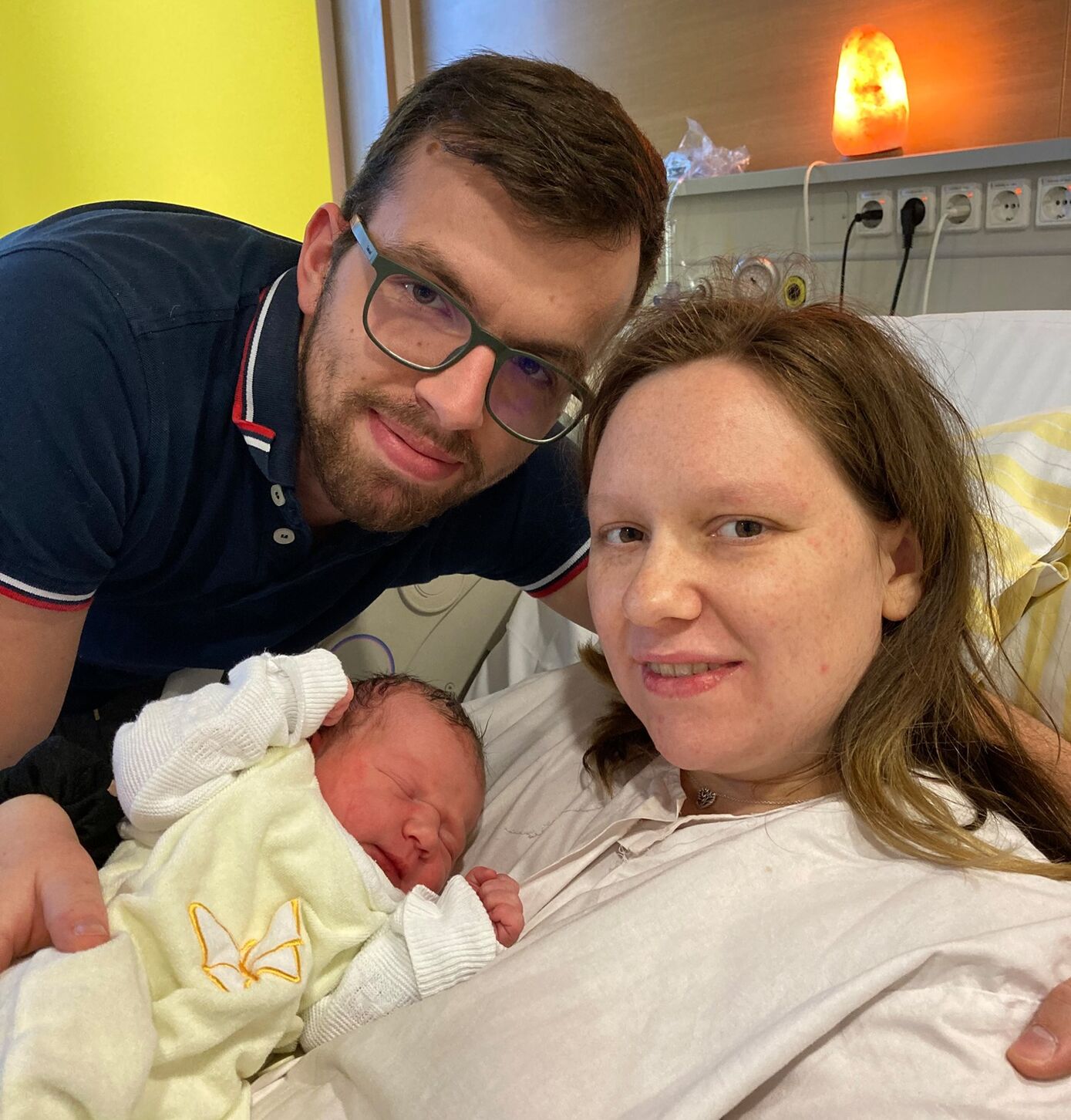 Glückliche Eltern Tom und Melanie mit Neujahrsbaby Theo im Kreißsaal der Geburtsmedizin der Uniklinik Jena. Foto: UKJ