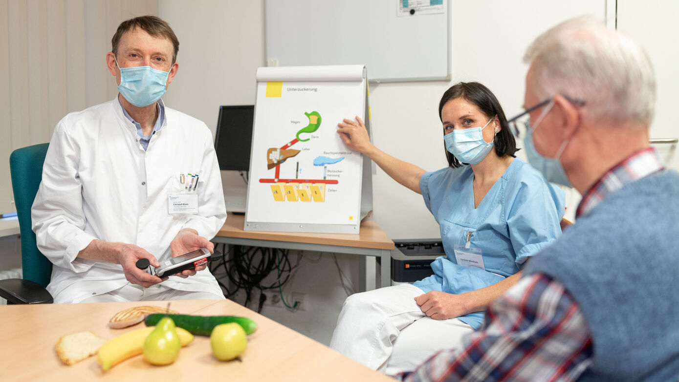 Das Team der Diabetologie des UKJ um Dr. Christof Kloos (links) im Gespräch mit einem Patienten. Foto: UKJ