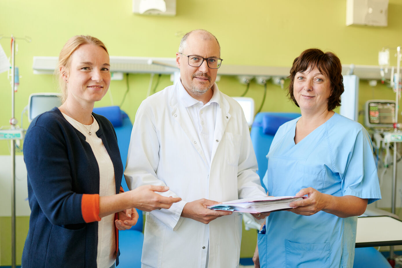 Prof. Thomas Ernst, ärztlicher Leiter der JECTU, bespricht sich mit Christina Schenkl (l.), Projektleitung Forschung des Mitteldeutschen Krebszentrums, und Silke Lindig, leitende Schwester der JECTU, auf der neu eingerichteten Station. Foto: Hellmann/UKJ 