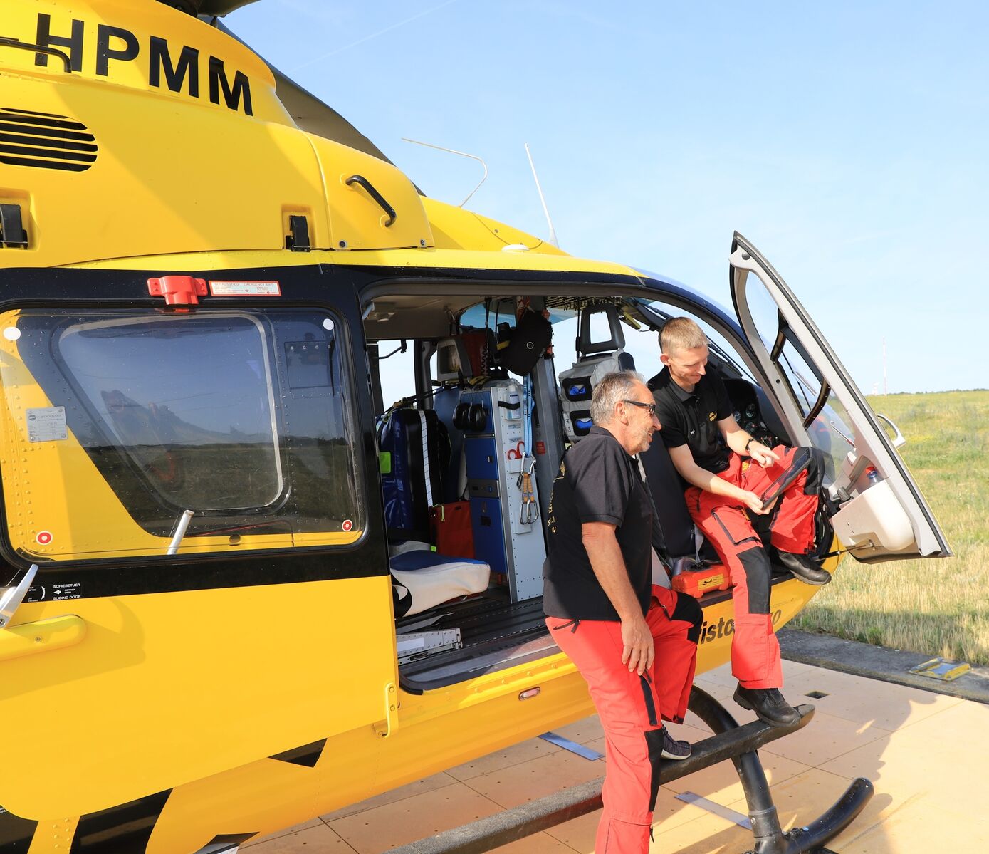 Kurz noch die Lage checken, bevor es „Christoph 70“ zum nächsten Einsatz abhebt: UKJ-Notarzt Dr. Jens Reichel (links) und ADAC-Pilot Mario Klose. Foto: UKJ 