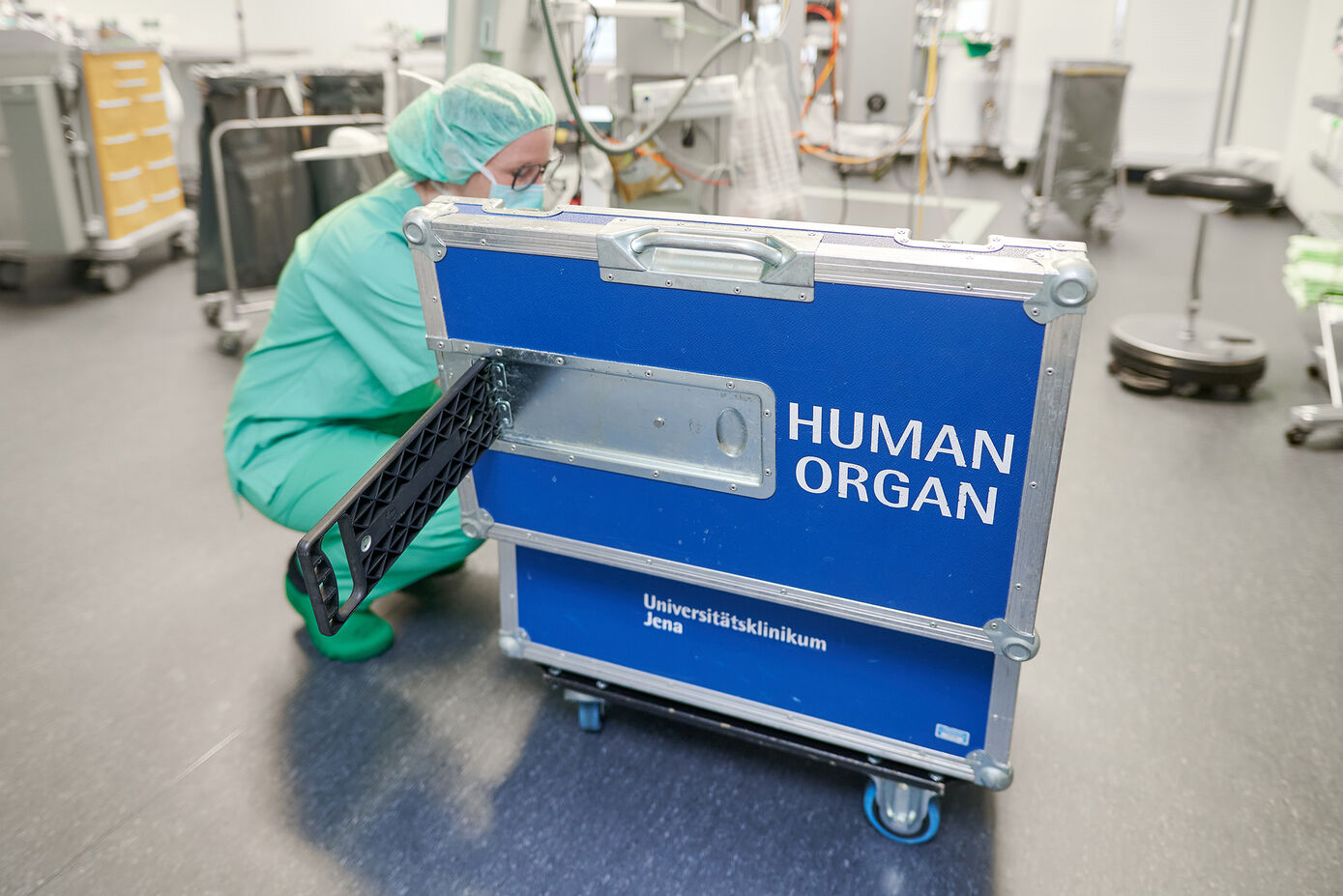 Wenn das rettende Organ endlich da ist, muss es schnell gehen – darum kümmern sich die Transplantationsspezialisten des UKJ. Foto: Hellmann/UKJ