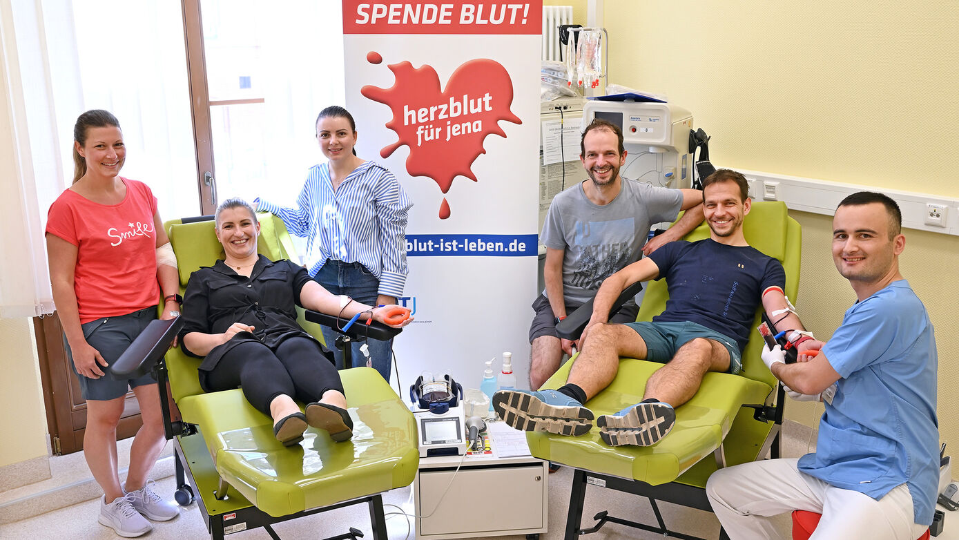 Claudia Zollmann, Dana Plötner, Geschäftsleitung der zollsoft GmbH, Carolina Malai sowie die zollsoft-Geschäftsführer Dr. Andreas Zollmann und Johannes Zollmann (v. l.) bei der Blutspende am Uniklinikum Jena. Foto: UKJ