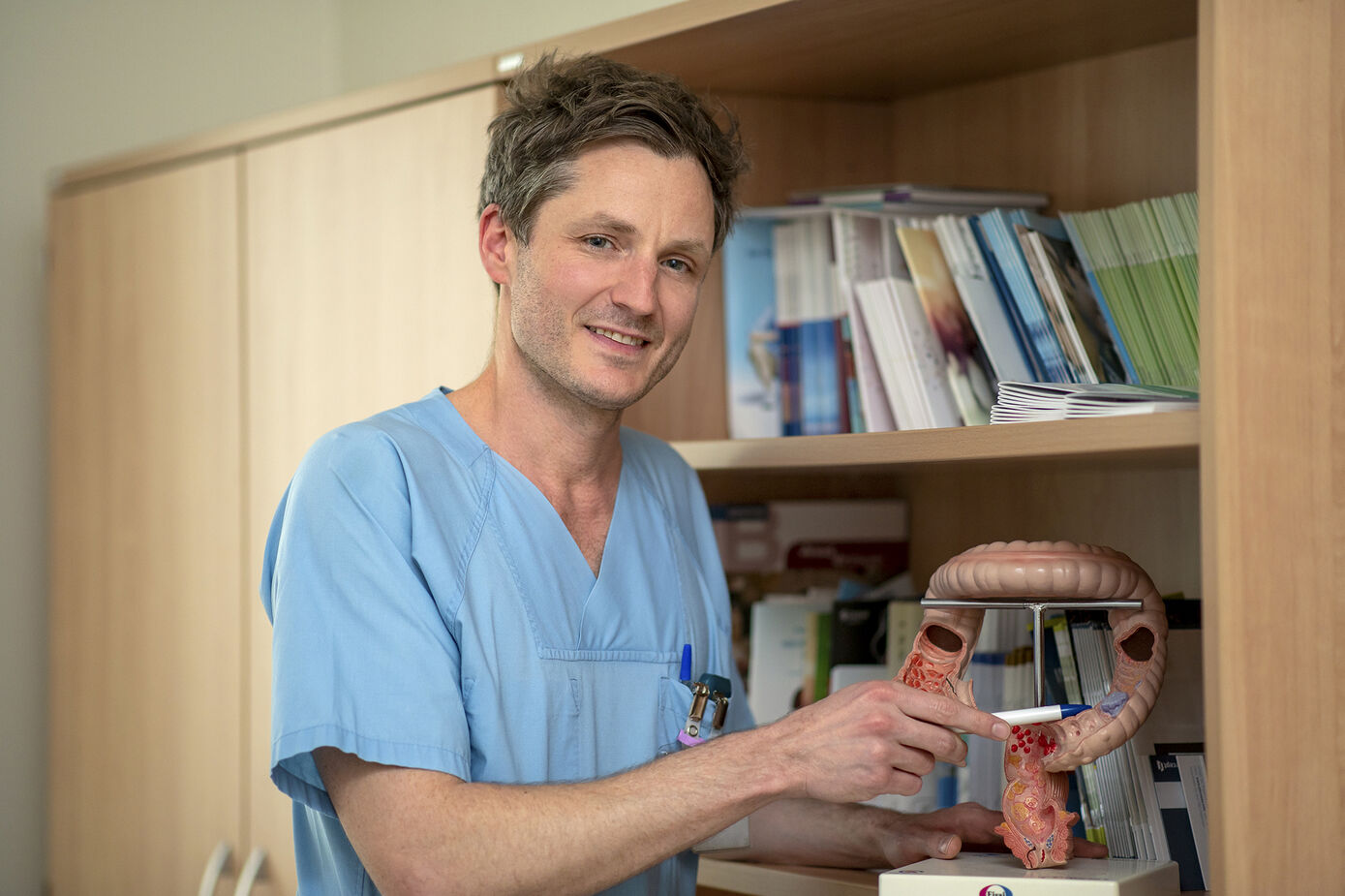 Dr. Philip Grunert, Leiter der Interdisziplinären Endoskopie und Oberarzt in der Klinik für Innere Medizin IV des UKJ, klärt zu Darmerkrankungen wie Morbus Crohn sowie zu deren Diagnostik und Therapie auf. Foto: UKJ