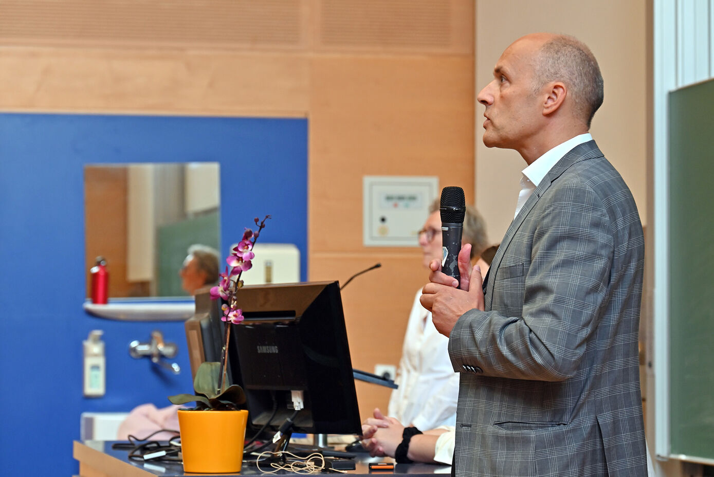 Auch René Kelling, der Pflegedirektor des UKJ, begrüßt die neuen Azubis und dual Studierenden.

Foto: Michael Szabo (UKJ)