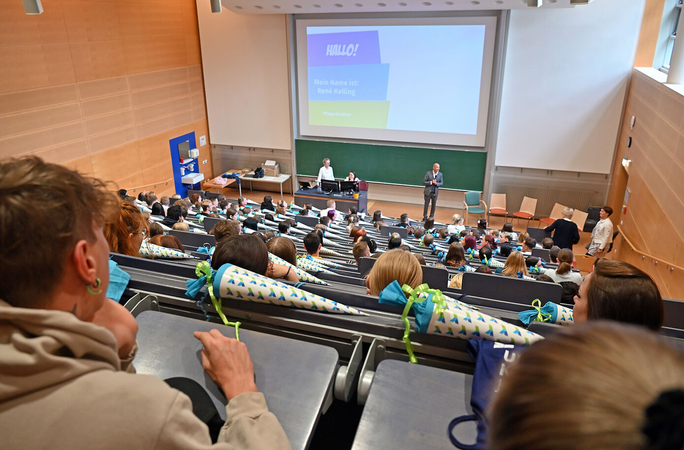 Im vollen Hörsaal lauschen die Azubis gespannt den ersten Informationen rund um ihre Ausbildung.

Foto: Michael Szabo (UKJ)