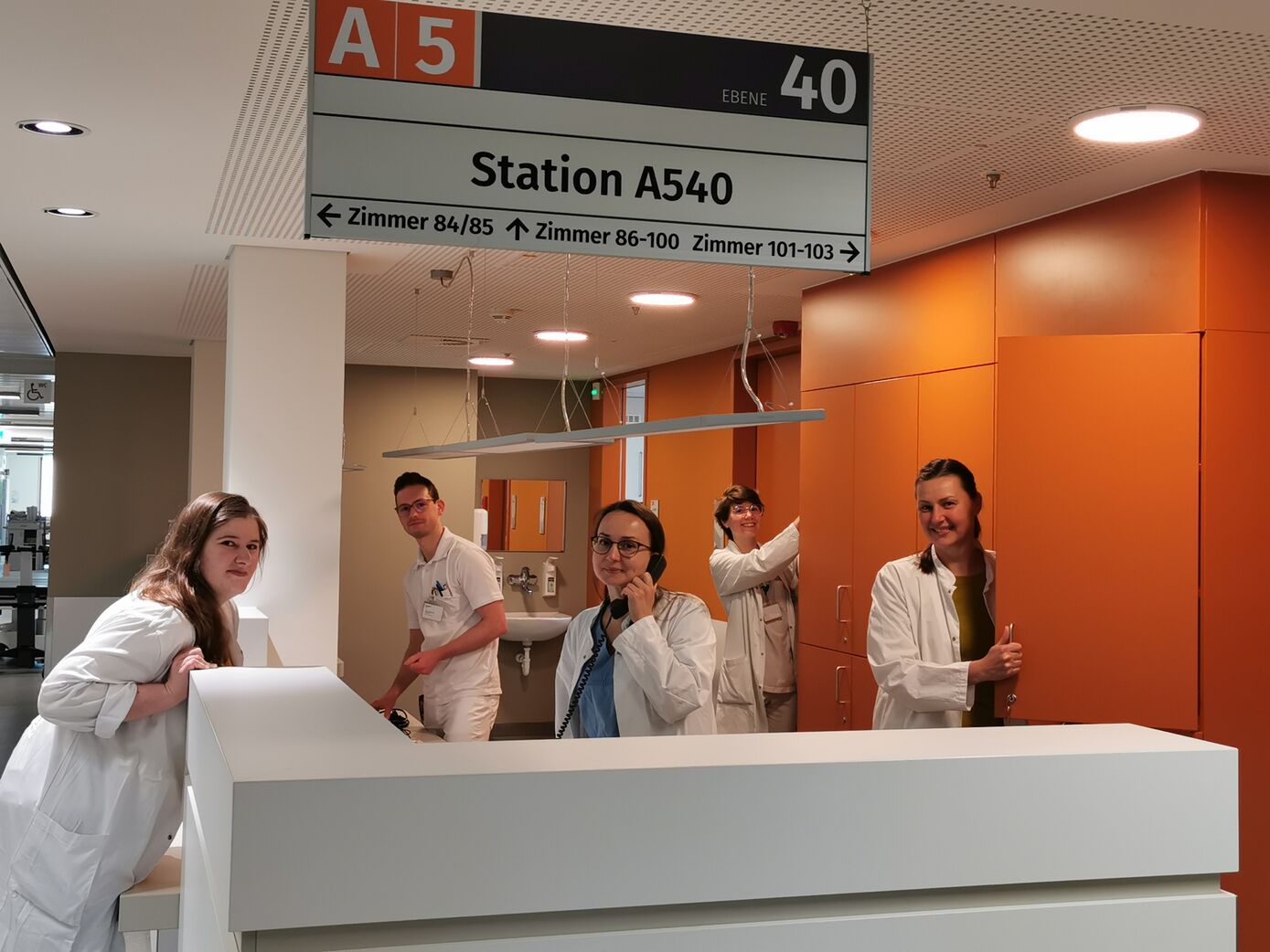 Das Team der Klinik für Strahlentherapie und Radioonkologie trifft die letzten Vorbereitungen auf der neuen Station A540 im Gebäudeteil A5 am Standort Lobeda des UKJ. Foto: UKJ