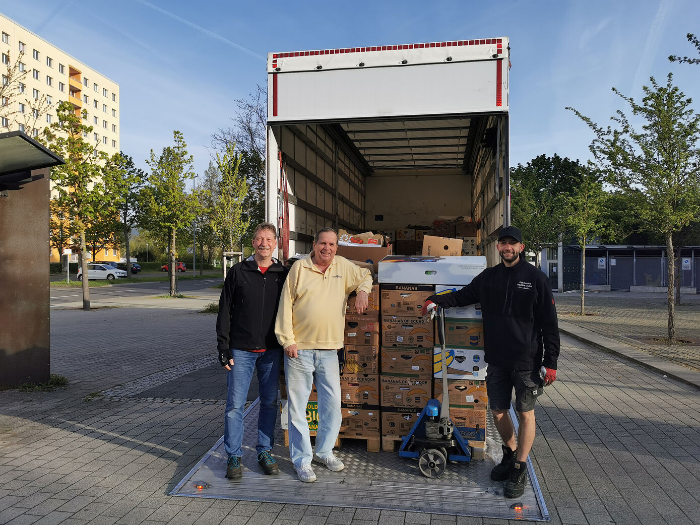 Prof. Dr. Hans Proquitté, Vorsitzender der Kinderhilfestiftung Jena e.V., Sammelaktion-Initiator Joachim Rehbock und Henry Klein vom Fuhrbetrieb Bloßfeld (v.l.) beim Beladen des Lkw. Foto: UKJ