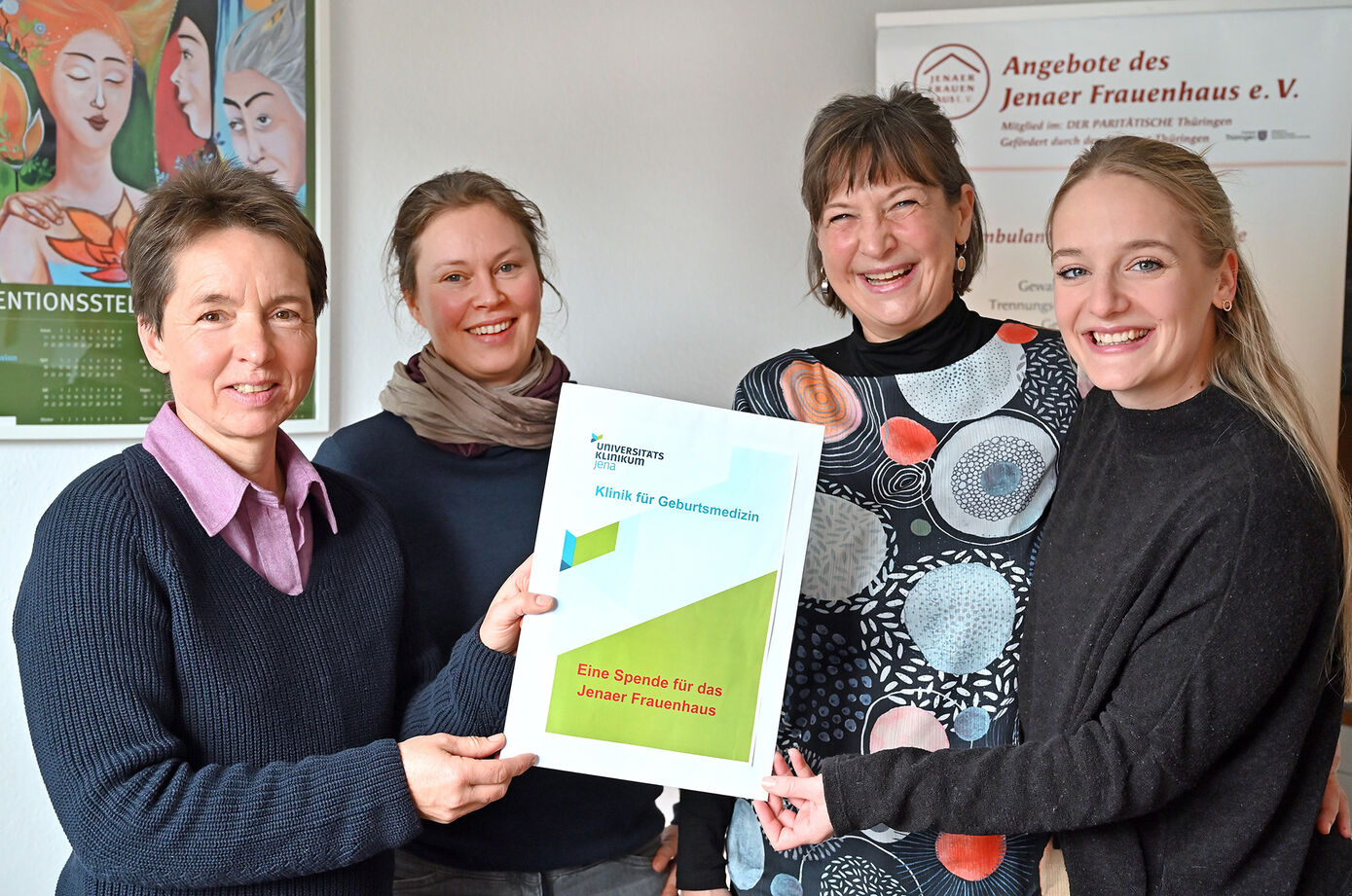 Kathrin Hampel und Helena Bauer vom Frauenhaus Jena e.V. freuen sich über die Spende der Geburtsmedizin, welche die Hebammen Antje Breither und Nina Pollentzke übergeben haben (v.l.n.r). Foto: UKJ/Szabó