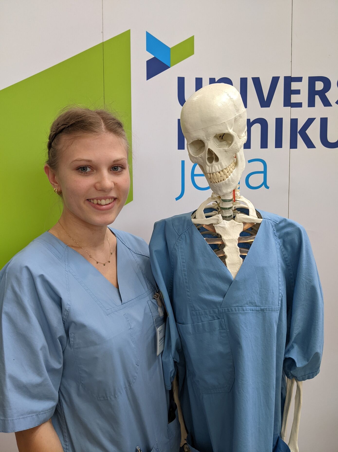 Am Tag der Ausbildung des Universitätsklinikums Jena können wieder Fotos mit Kult-Skelett Knochen-Jochen gemacht werden, hier mit Lea, die eine Ausbildung zur Pflegefachfrau absolviert. (Foto: UKJ)